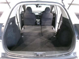 簡単に広がるラゲッジスペース♪可倒リヤシートを前に倒せばラゲッジスペースがさらに拡大!大きな荷物も収まります(^^)