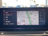 BMWのナビゲーションは操作性も良く、詳細な地図情報と交通状況を見やすく表示し、快適なドライビングをサポートしながら目的地までナビゲートします。