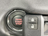 【キーレススタートシステム】カバンやポケットに入れたままでもドアの施錠・解錠が可能なスマートキーを装備。エンジンのオン・オフ時もカギを取り出す必要が無いからとっても便利です♪