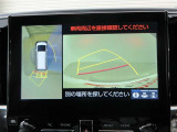 パノラミックビューモニターを装備。車を真上から見るように周囲を確認できます。機能の詳細は販売店スタッフまでお尋ねください。