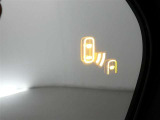 隣車線を走る車両をレーダーで検知し、ドアミラーでは確認しにくい後側方エリアに存在する車両に加え、急接近してくる車両も検知します。車両を検知するとドアミラーに搭載されたLEDインジケーターが点灯します。