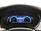 とっても見やすいメーターです。夜間時はラグジュアリーな気分にさせてくれる照明が魅力ですので、夜のドライブも楽しみになりますよ♪