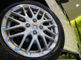 【純正15インチアルミホイール】外観にマッチした純正アルミホイールを装着しております。各種社外アルミホイールや、スタッドレスタイヤも取扱いしております。是非ご相談ください♪