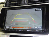 後方の見える安心をお届けするバックガイドモニター付:バックするときのアシストラインもあって楽々バック!車庫入れや縦列駐車をサポートし、苦手な駐車も安心です!今やもう手放せない装備ですネ♪