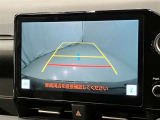車庫入れなど後進運転時に死角をモニターで確認ができて安全です♪ ステアリング操作の参考になるガイド線も表示しますので車庫入れがニガテな方も安心ですネ!