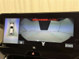 パノラミックビューモニターシステムが付いているので車の上から見た映像が確認できますよ。 一目で車両周辺の情報を確認できますが、直接安全をご確認下さい。