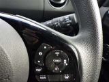 ステアリングスイッチ付き。前方から目を離すことなく操作することが可能です。