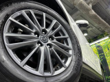 【純正17インチアルミホイール】外観にマッチした純正アルミホイールを装着しております。各種社外アルミホイールや、スタッドレスタイヤも取扱いしております。是非ご相談ください♪