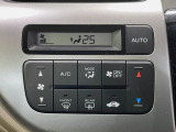 【オートエアコン】一度お好みの温度に設定すれば、車内の温度を検知し風量や温度を自動で調整。暑い&hellip;寒い&hellip;と何度もスイッチ操作をする必要はありません。快適な車内空間には必須の機能ですね♪