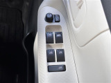 【電動格納ミラー】運転席のスイッチで、ドアミラーの開閉や角度の調整ができます。