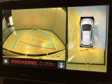 パノラミックビューモニターを装備。クルマを真上から見るように周囲を確認できます。機能の詳細は販売店スタッフまでおたずねください。