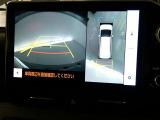 【全周囲モニター】車を上空から見下ろしたような映像をカーナビ画面に映し出し、車庫入れや縦列駐車をサポートしてくれます。