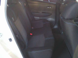 後部座席は足元が広くゆったり乗って頂けます。