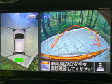 【アラウンドビューモニター】専用のカメラにより、上から見下ろしたような視点で360度クルマの周囲を確認することができます☆死角部分も確認しやすく、狭い場所での切り返しや駐車もスムーズに行えます。