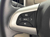 ナビゲーションやオーディオなどの操作がハンドルの手元でできるステアリングスイッチが付いてます