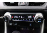 運転席と助手席、それぞれ温度調節ができ、オールシーズン快適なオートエアコンとなっております!