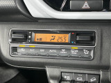 【オートエアコン】一度お好みの温度に設定すれば、車内の温度を検知し風量や温度を自動で調整。暑い&hellip;寒い&hellip;と何度もスイッチ操作をする必要はありません。快適な車内空間には必須の機能ですね♪