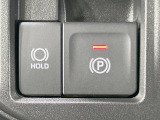 【電動パーキングブレーキ】パーキングブレーキは便利な電動式!ボタン一つで操作でき、アクセルを踏めば自動で解除されます♪レバーやペダルが無いので運転席廻りもすっきりしますね♪