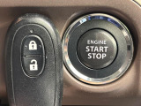 【キーレススタートシステム】カバンやポケットに入れたままでもドアの施錠・解錠が可能なスマートキーを装備。エンジンのオン・オフ時もカギを取り出す必要が無いからとっても便利です♪