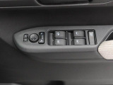 運転席側には 集中スイッチ(全ドアを操作するスイッチ) があり、運転席から乗員全員分の窓をコントロールできます。