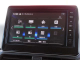 ナビゲーション+AV 2画面表示(デュアルウィンドウ)、地デジTV、FM/AM、Bluetooth Audio、microSDカード(音楽/動画ファイル再生)、ハンズフリーフォン、スマホでの地図更新が可能な高性能大型ナビです。