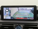 パノラミックビューモニター搭載。カメラで車両周囲の状況を映し出すため、狭い場所での駐車などに役立ちます。