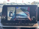 車を真上から見ているように、周囲の状況を把握しながら安心して駐車が行えるアラウンドビューモニター装備!