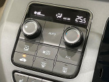 【オートエアコン】一度お好みの温度に設定すれば、車内の温度を検知し風量や温度を自動で調整。暑い&hellip;寒い&hellip;と何度もスイッチ操作をする必要はありません。快適な車内空間には必須の機能ですね♪