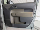 運転席ドア内張はご覧の通り。ドアポケットの収納もバッチリです