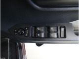 運転席ドアの操作しやすい位置にミラー操縦スイッチがついておりますので、ストレスなく自分のフィットする位置にセッティング頂けます。
