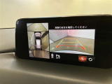 【パノラミックビューモニター】映像で、見づらい車両周辺の確認をアシスト。クルマを真上から見ているような映像を表示。 運転席から確認しにくい車両周囲の状況を把握。