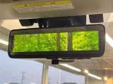 【スマートリヤビューミラー】後席の大きな荷物や同乗者で後方が確認しづらい時でも安心!カメラが撮影した車両後方の映像をルームミラー内に表示。クリアな視界で状況の確認が可能です!