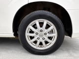 純正アルミホイール付き夏タイヤ搭載です。