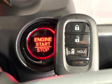 【Hondaスマートキー】カバンやポケットに入れたままでもドアの施錠・解錠が可能なスマートキーを装備。エンジンのオン・オフ時もカギを取り出す必要が無いからとっても便利です♪