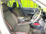 運転席まわりには十分なスペースがあり、大柄な方でもゆったり運転していただける環境です。