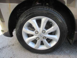 日産純正のアルミホイールが装着されてます。ボディデザインとマッチしておりカッコイイですね。