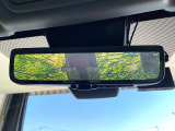 【デジタルインナーミラー】後席の大きな荷物や同乗者で後方が確認しづらい時でも安心!カメラが撮影した車両後方の映像をルームミラー内に表示。クリアな視界で状況の確認が可能です!