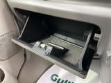 グローブボックスの画像です。店舗にて現車の確認もいただけますので、お電話で在庫のご確認の上是非ご来店くださいませ!!!ワクワクするクルマ選びをご提案します!