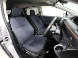 ゆったり室内で運転もしやすいです♪使い勝手の良い配置も考えられています!!助手席回転シート♪
