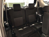 サードシートです。荷物が思ったより多くなった時や、大人数のドライブなど様々なシーンで対応が来ます。片方を畳んで荷物を載せたり、シートアレンジも自由自在。