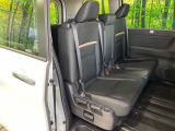 後部座席も気になるようなキズ・汚れやへたり等、大きなダメージはなく、良好な状態です。