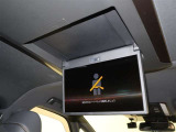 後席にはフリップダウンモニターが装備されています!小さいお子さんが大喜びの装備ですね♪