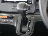【シフトレバー】シフトもとても操作しやすいデザインになっております。運転する人の事を第一に考えた操作性の高い仕様です。