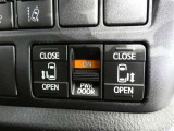 電動スライドドアのスイッチで車内からもスライドドアの開閉ができます。イージークローザー機能で半ドアになることも防止してくれます。
