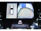 バックギアに入れるとバックカメラの映像がナビに映ります。障害物までの距離もわかりやすいです。