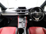 上質で落ち着いた印象のインパネ。視界も広々で運転しやすいです。