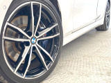 ●純正19インチアルミホイール:輸入車ならではの卓越した走りを支えるホイールと足回りです!日本車の走りに慣れている方にもぜひ体感して頂きたいほど、高いレベルでまとまっています!