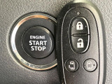 【キーレススタートシステム】カバンやポケットに入れたままでもドアの施錠・解錠が可能なスマートキーを装備。エンジンのオン・オフ時もカギを取り出す必要が無いからとっても便利です♪