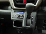 エアコン・スイッチ類は分かりやすく配置されています。またシフトレバーのすぐ下あたりに小物入れが付いています。