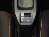 電動パーキングブレーキ&オートブレーキホールド機能付。「HOLD」スイッチを押しシステムONの状態にしておくことで信号待ちでブレーキを踏んで停車時ブレーキペダルから足を離してもブレーキを保持。楽です。